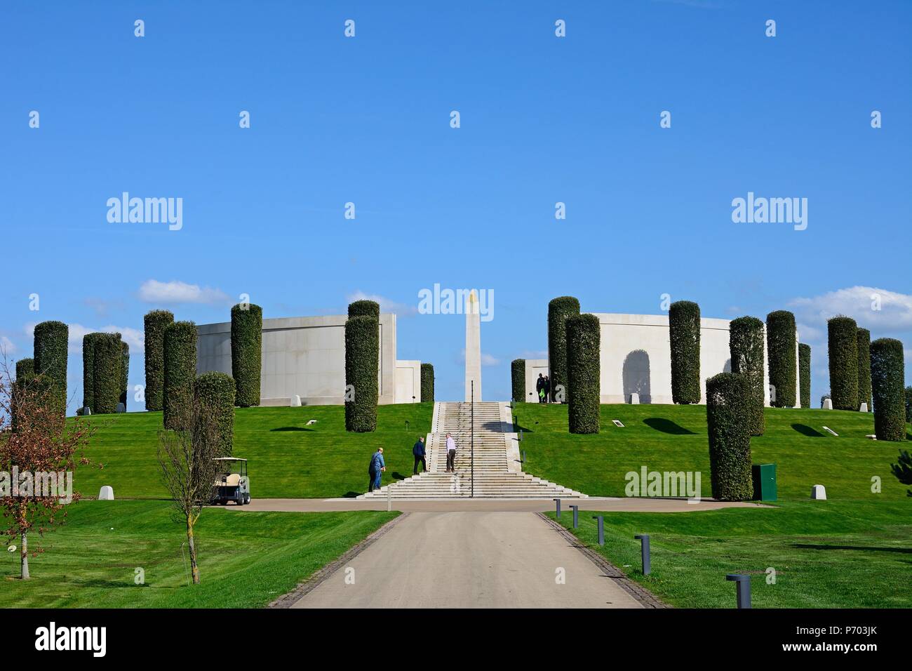 Cielo blu; Sole; soleggiati; copia di spazio; il Cenotafio; Forze Armate Memorial; frontale; fasi; Round; Rotunda; edilizia; architettura; Landmark; Giardino; Nazionale Foto Stock