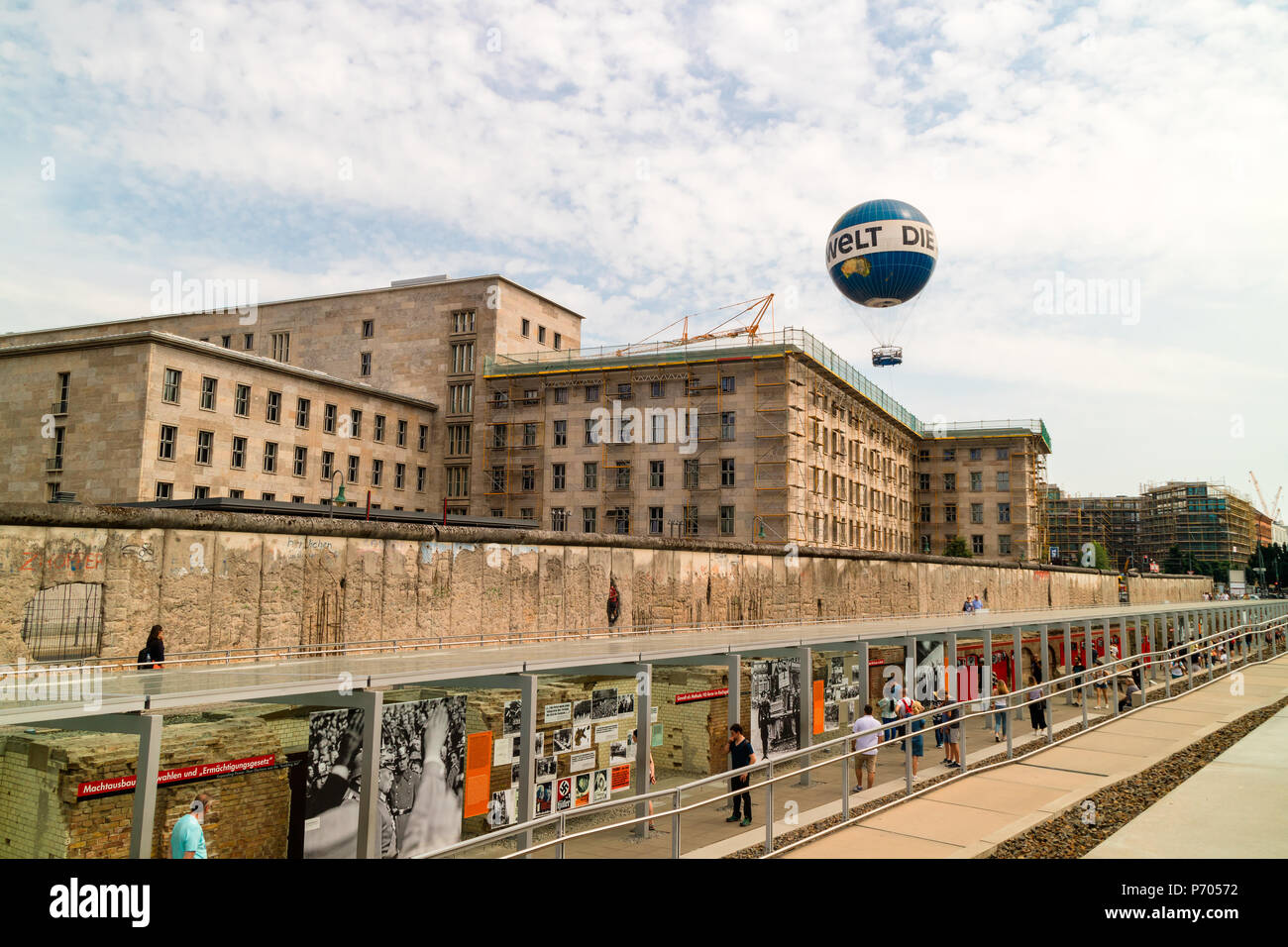Il Centro di Documentazione Topografia del Terrore con gli edifici e il ministero federale per gli Affari Economici e l'energia in background. Foto Stock