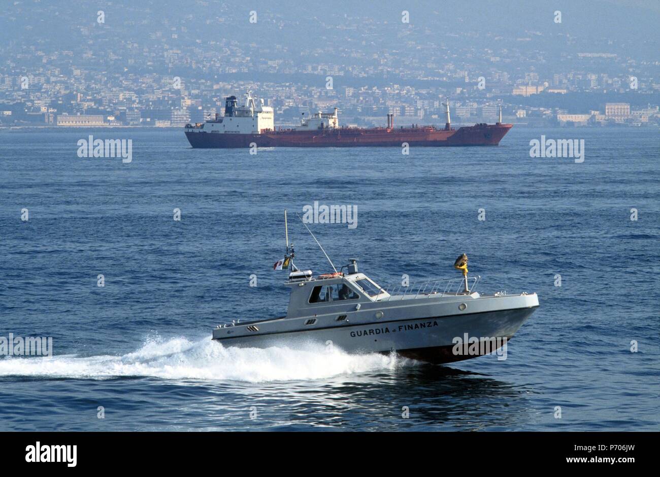 Finanza italiana di polizia, veloce imbarcazione di pattuglia controlla le navi nel Golfo di Napoli Foto Stock