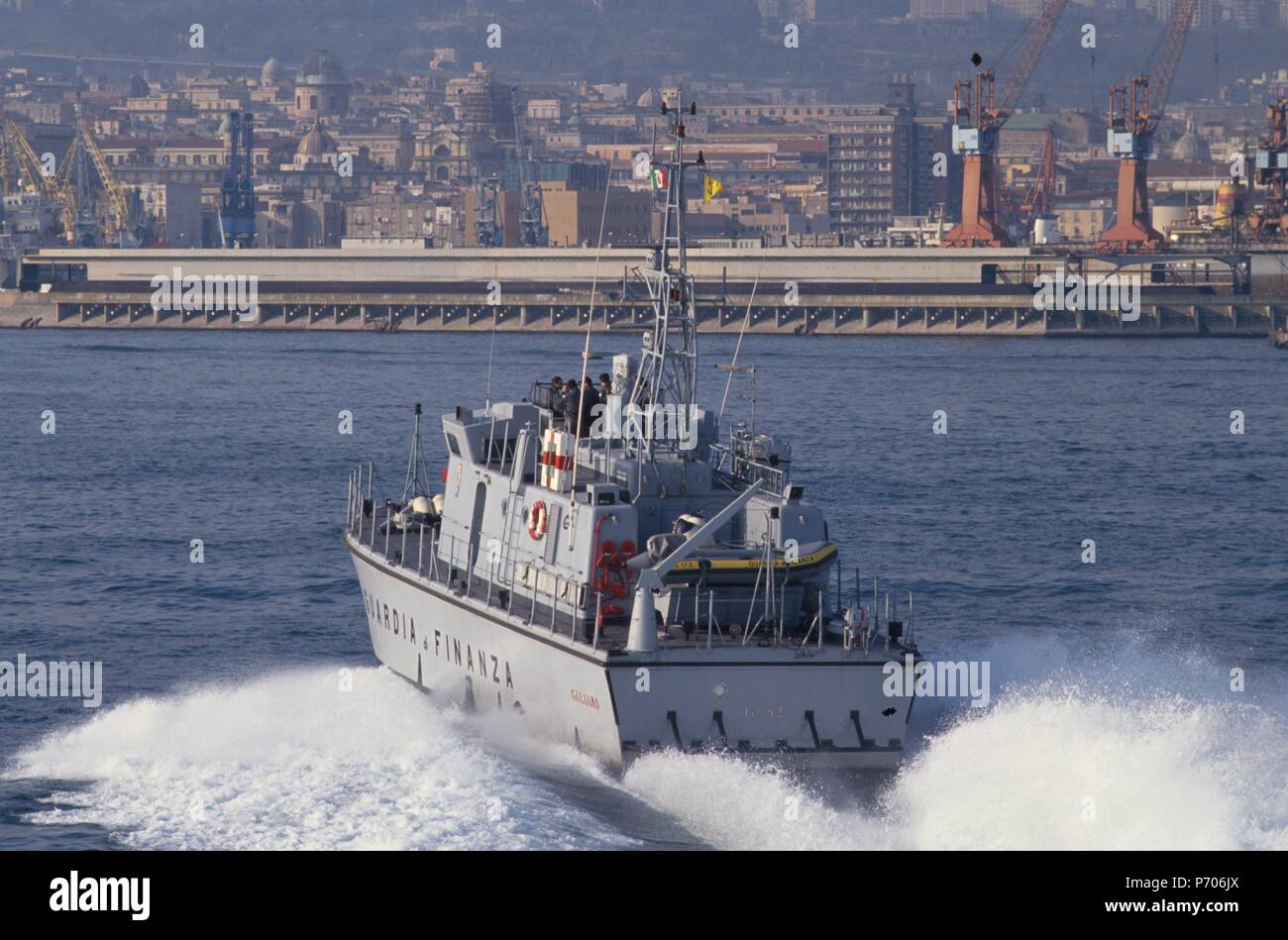 Finanza italiana di polizia, "Bigliani' class patrol navigazione in barca nel Golfo di Napoli Foto Stock