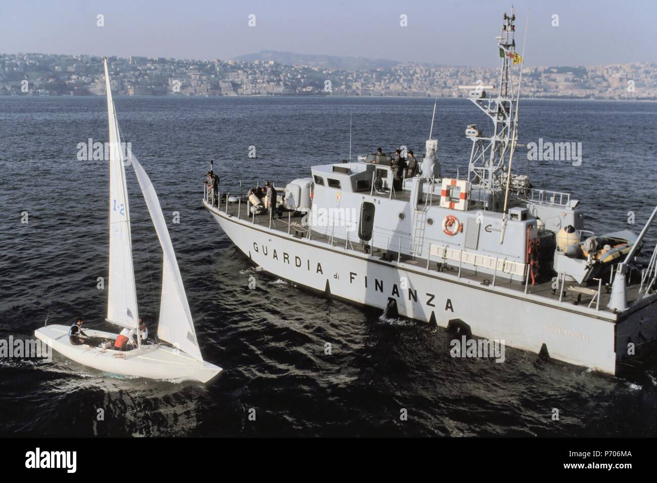 Finanza italiana di polizia, "Bigliani' class patrol navigazione in barca nel Golfo di Napoli Foto Stock