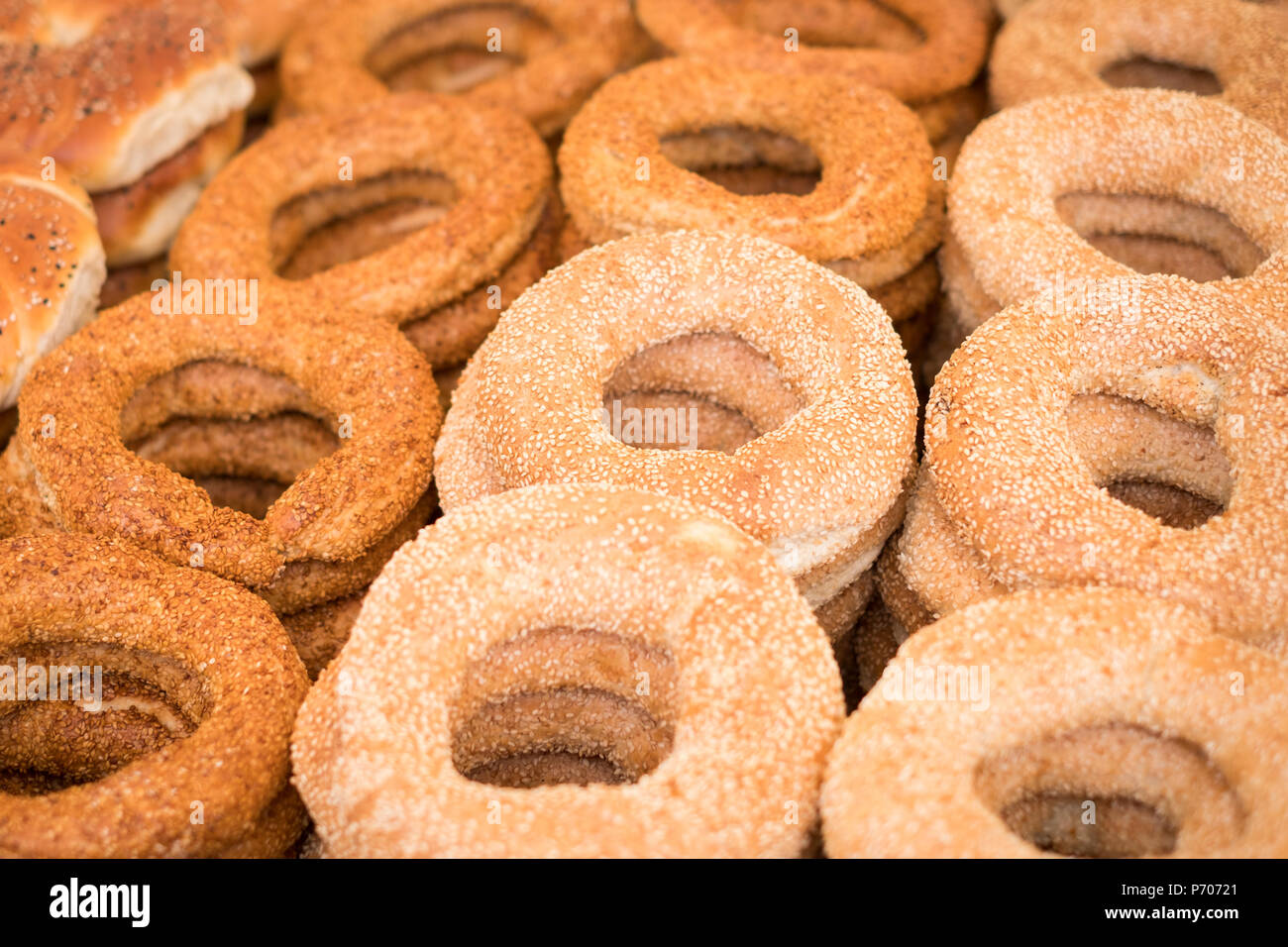 Gli anelli di simit, un pane di forma circolare con semi di sesamo - cibo turco - Foto Stock