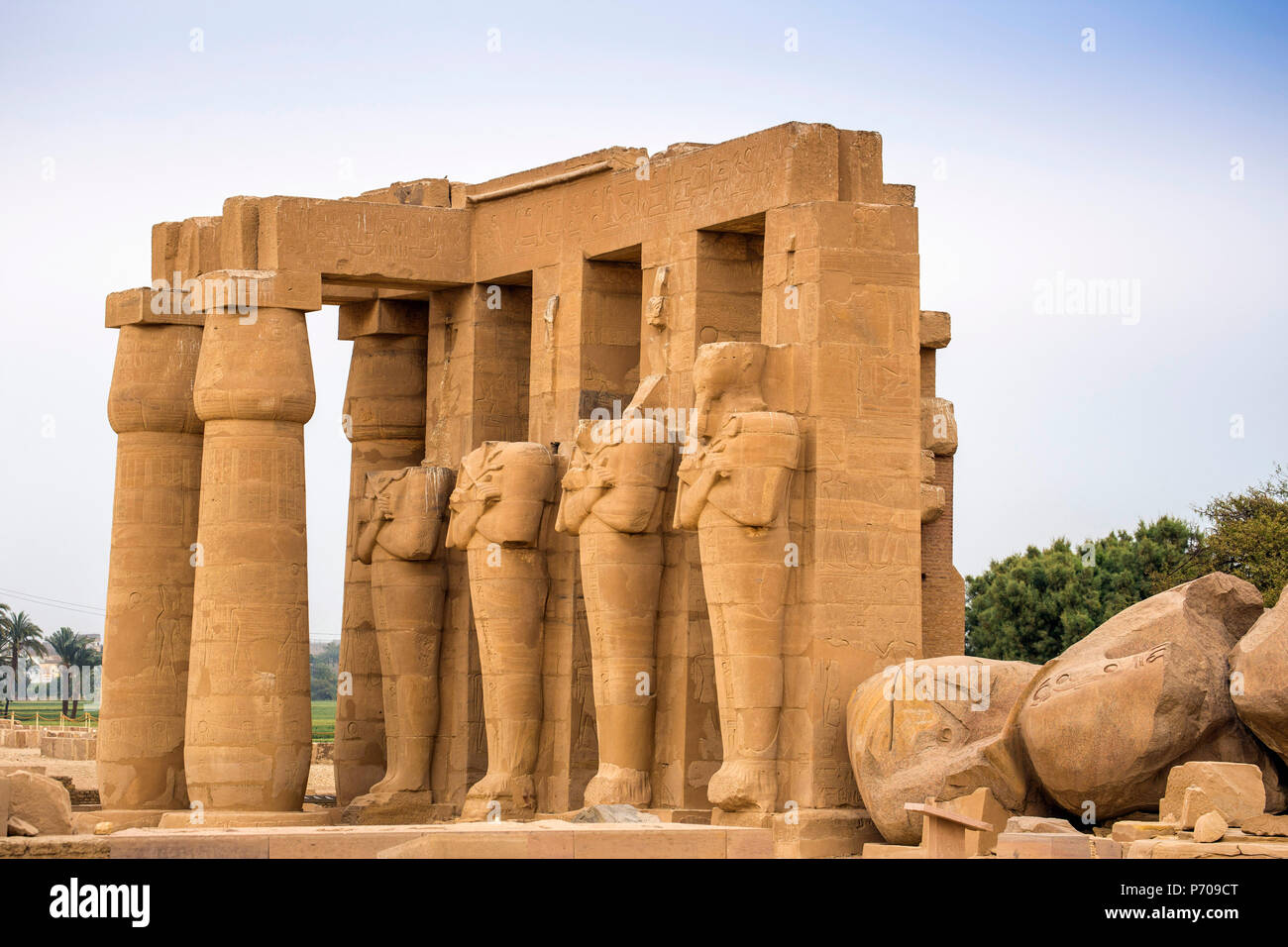 Egitto Luxor, West Bank, il tempio di Ramessess 11 noto come il Ramesseum, caduti colossi nel primo cortile Foto Stock