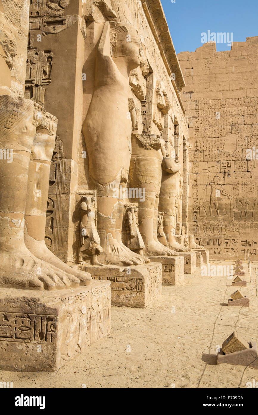 Egitto Luxor, West Bank, il tempio di Ramesses 111 a Medinet Habu, la seconda corte Foto Stock
