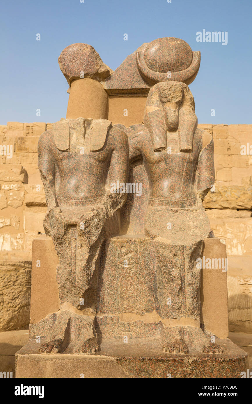 Egitto Luxor, West Bank, il tempio di Ramesses 111 a Medinet Habu, due statue in Hypostyle Hall Foto Stock