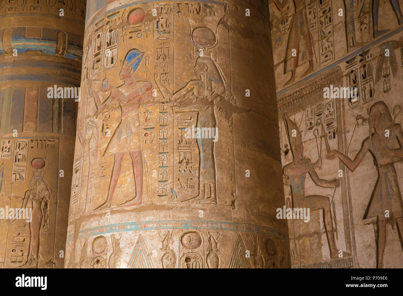 Egitto Luxor, West Bank, il tempio di Ramesses 111 a Medinet Habu, colonne nel portico della seconda corte Foto Stock
