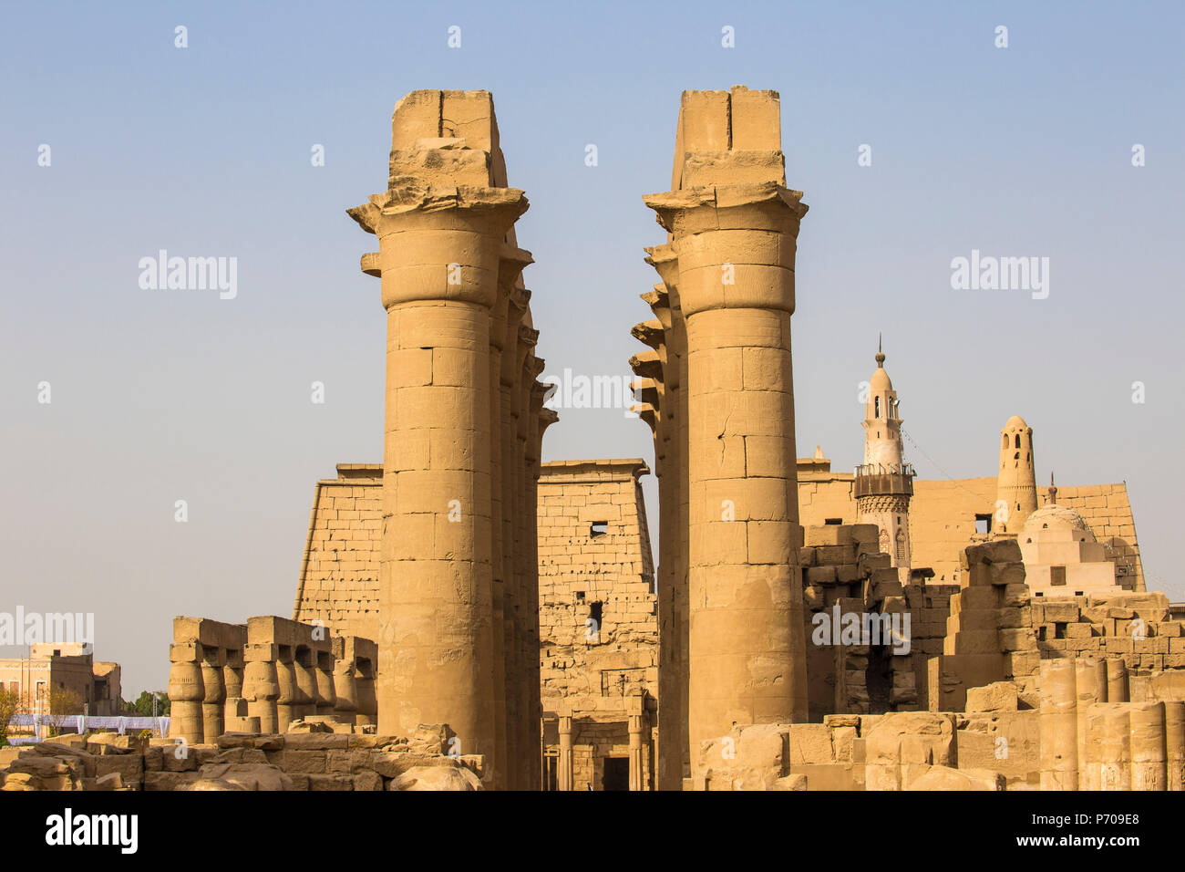 Egitto Luxor Tempio di Luxor, il grande colonnato di Amenofi 11, e a destra la antica moschea di Abu Al Haggag Foto Stock