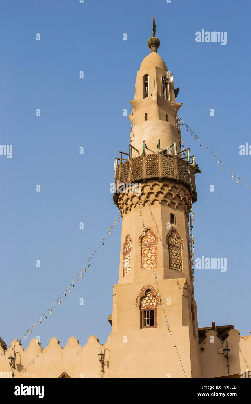 Egitto Luxor, la Moschea di Abu Haggag in piedi in cima alle rovine del Tempio di Luxor Foto Stock