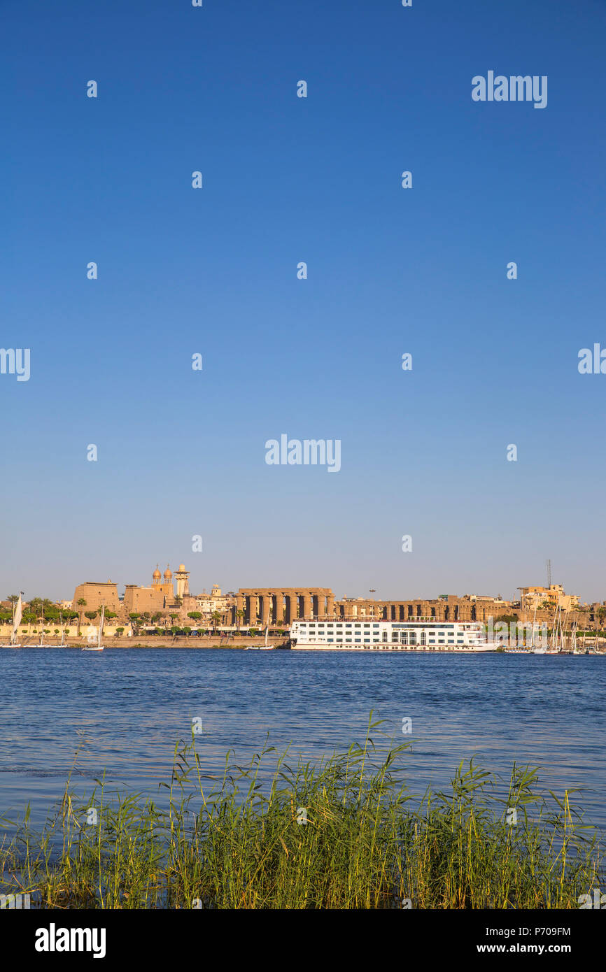 Egitto Luxor, vista del battello da crociera infront del tempio di Luxor Foto Stock