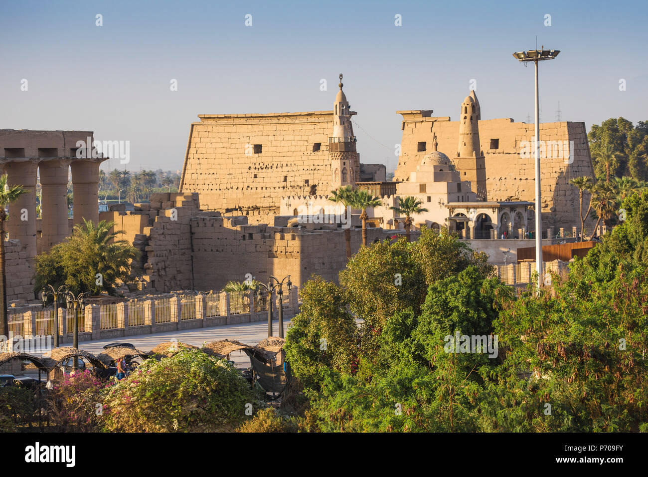 Egitto Luxor, vista del Tempio di Luxor e l'antica moschea di Abu Al Haggag Foto Stock