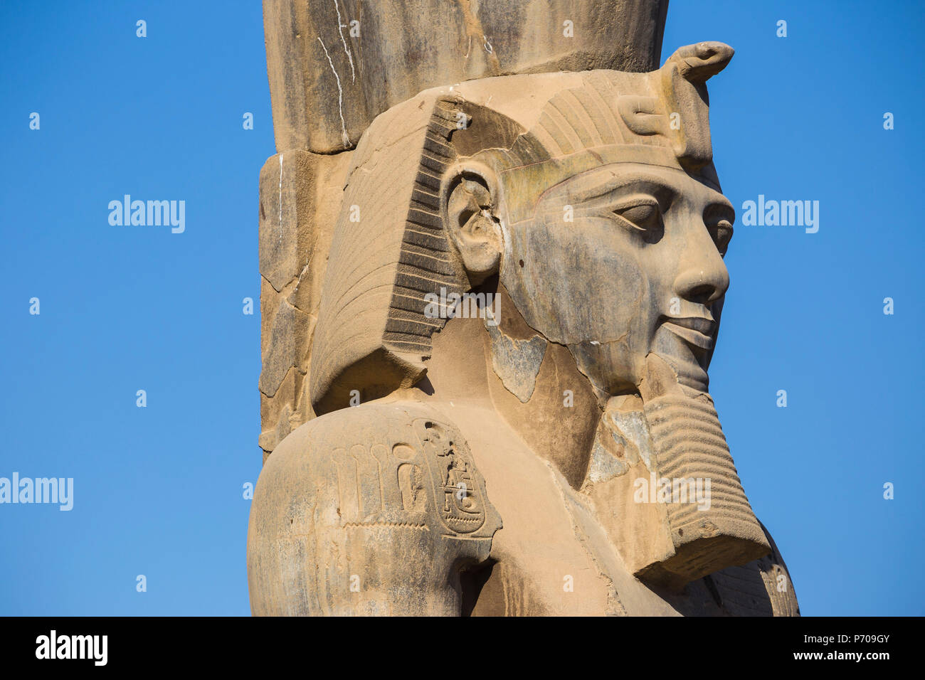 Egitto Luxor Tempio di Luxor, la prima corte, statue di Ramesse II Foto Stock