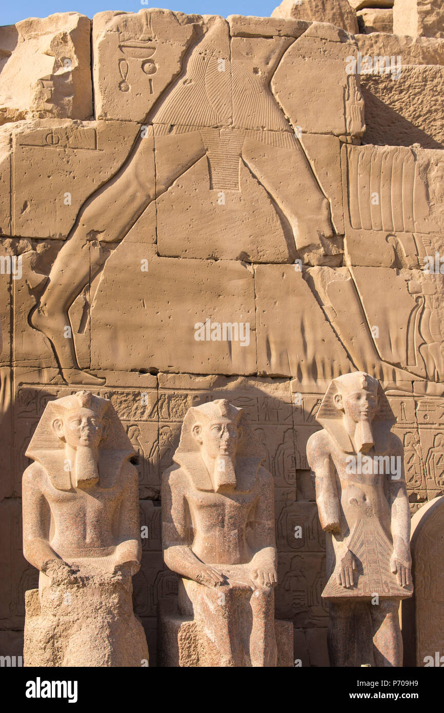 Egitto Luxor Tempio di Karnak, Colossi nel tempio di Amon Foto Stock
