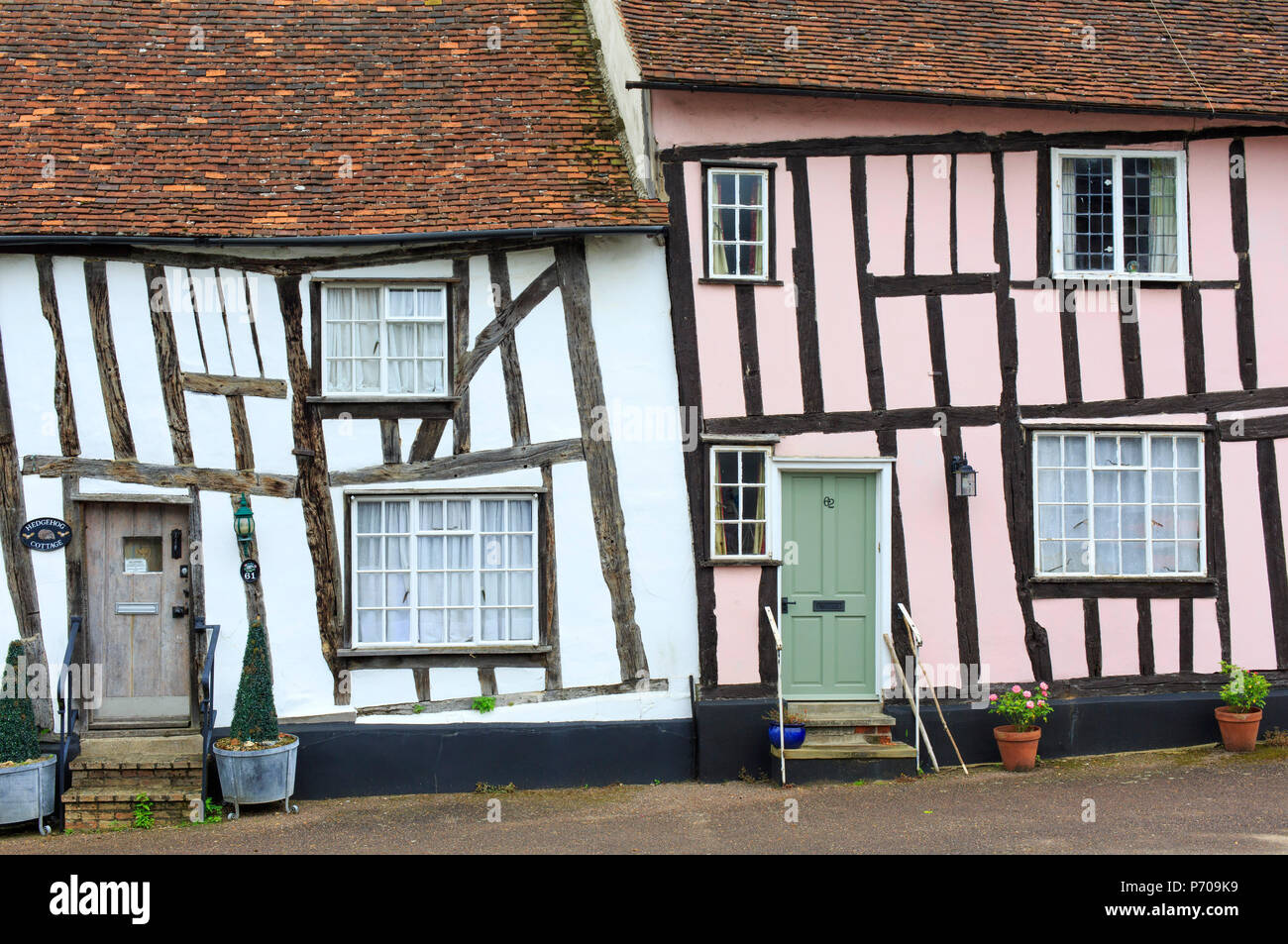 Inghilterra, Suffolk, Lavenham, vecchio legno incorniciata cottages nel villaggio. Foto Stock