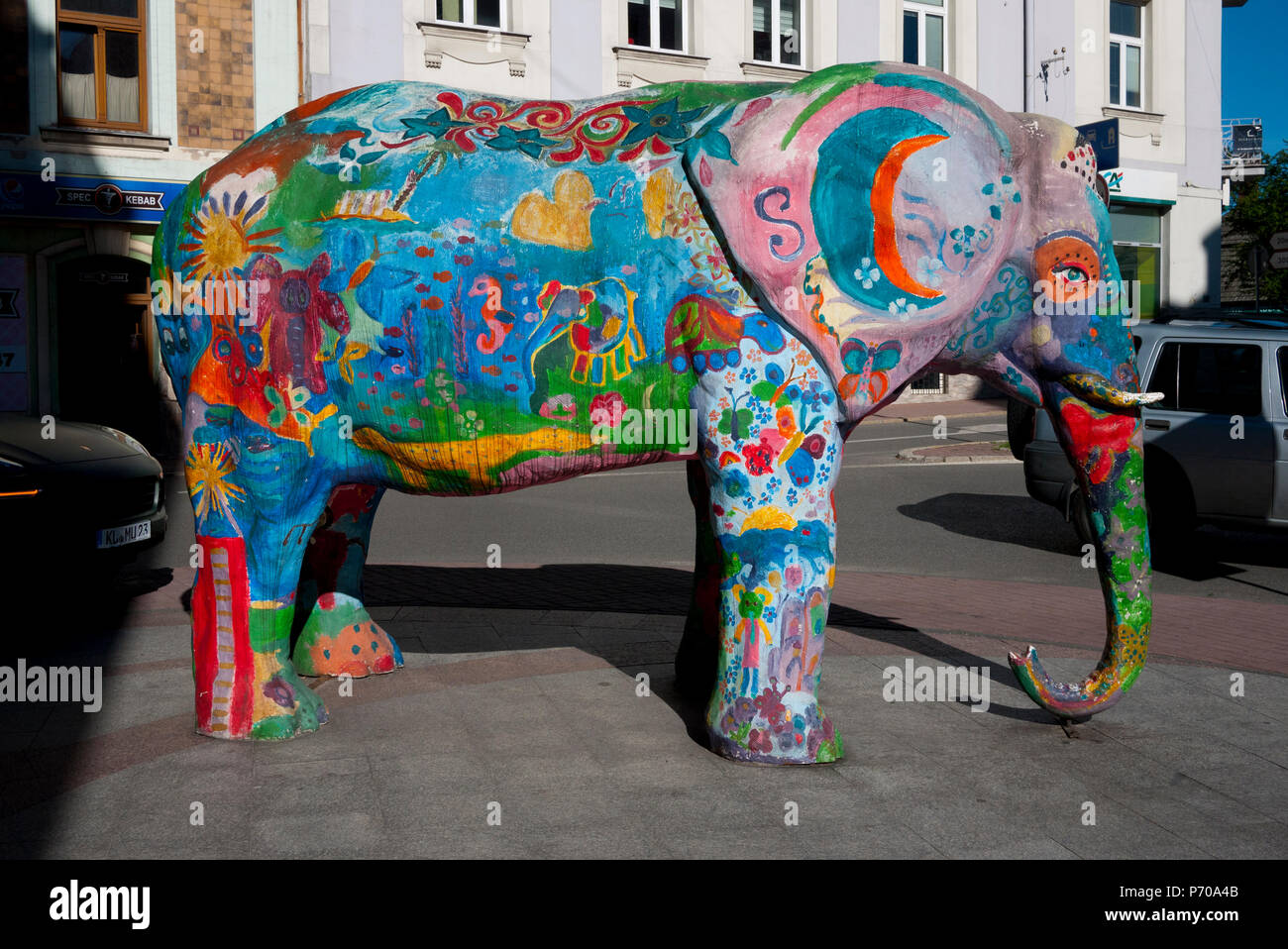 Completa il modello di dimensioni di un elefante dipinta con colori e motivi, Tarnow,a sud-est della Polonia, l'Europa. Foto Stock