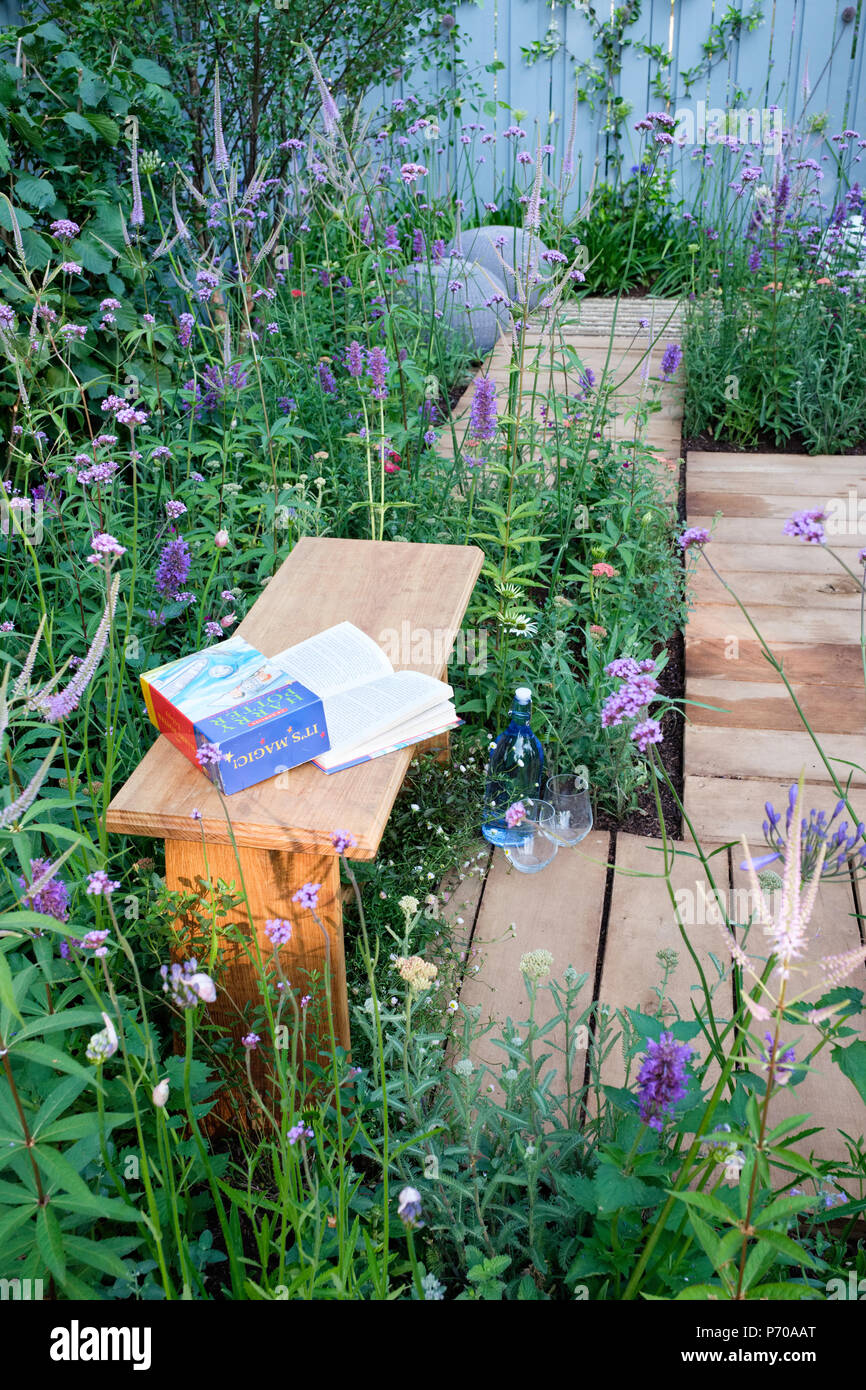 RHS Hampton Palace Flower Show, 2018. Il Southend giovani delinquenti " un posto per pensare' giardino, progettato da James Callicott e Terry Wagstaff Foto Stock