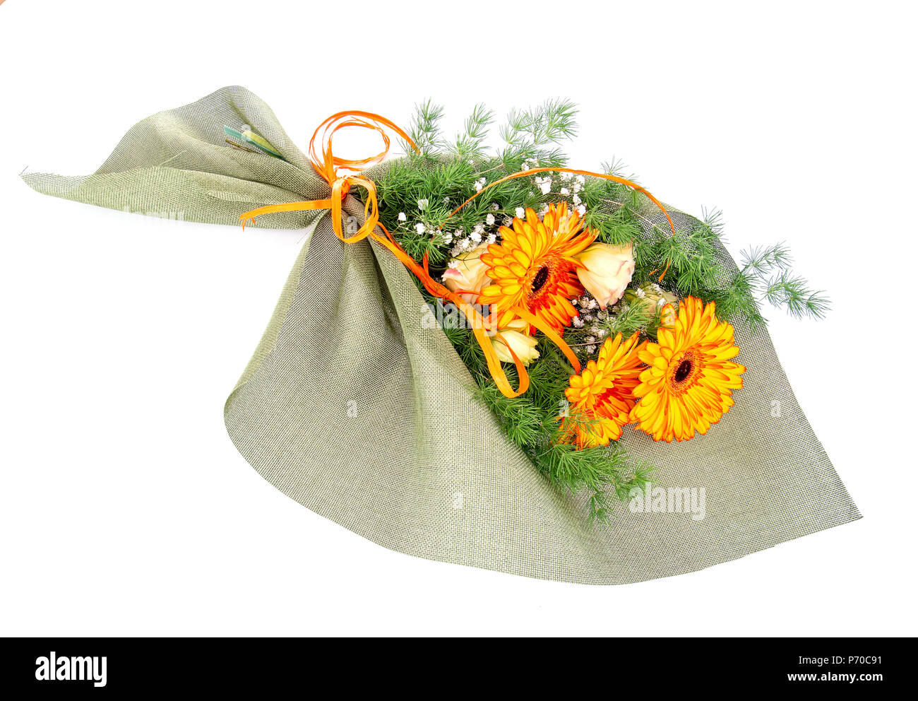 Bouquet di fiori luminosi, gerbera, felci ecc, su sfondo bianco. Fioristi' arte. Avvolto con nastri. Foto Stock