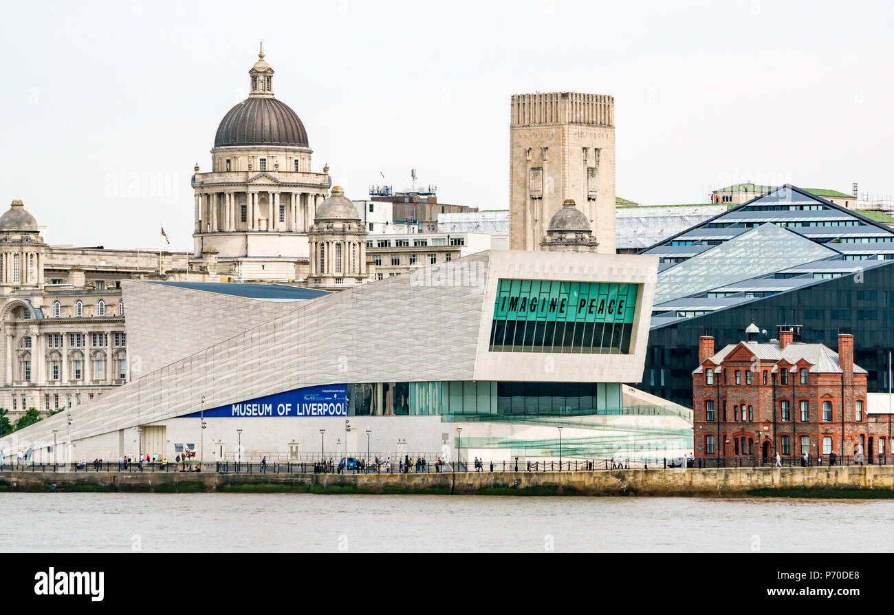 Mix di stili architettonici, porto di Liverpool edificio, moderno Museo di Liverpool e vittoriana in mattoni rossi, Pier Head, Liverpool, England, Regno Unito Foto Stock