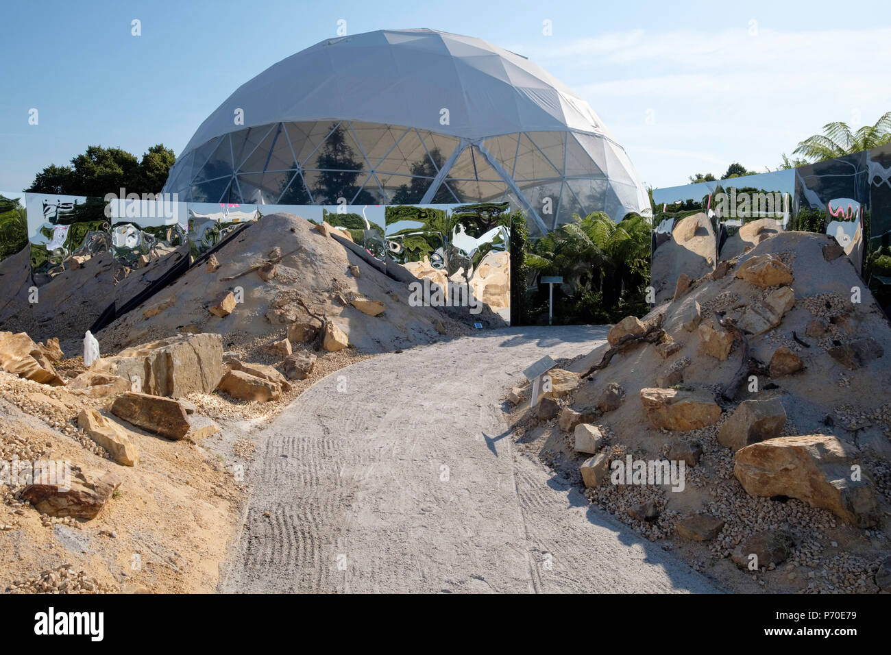 RHS Hampton Court Palace Flower Show, 2018. Evolversi: attraverso le radici del tempo giardino disegnato da Dave verde paesaggio Design. Il precambrian e camb Foto Stock