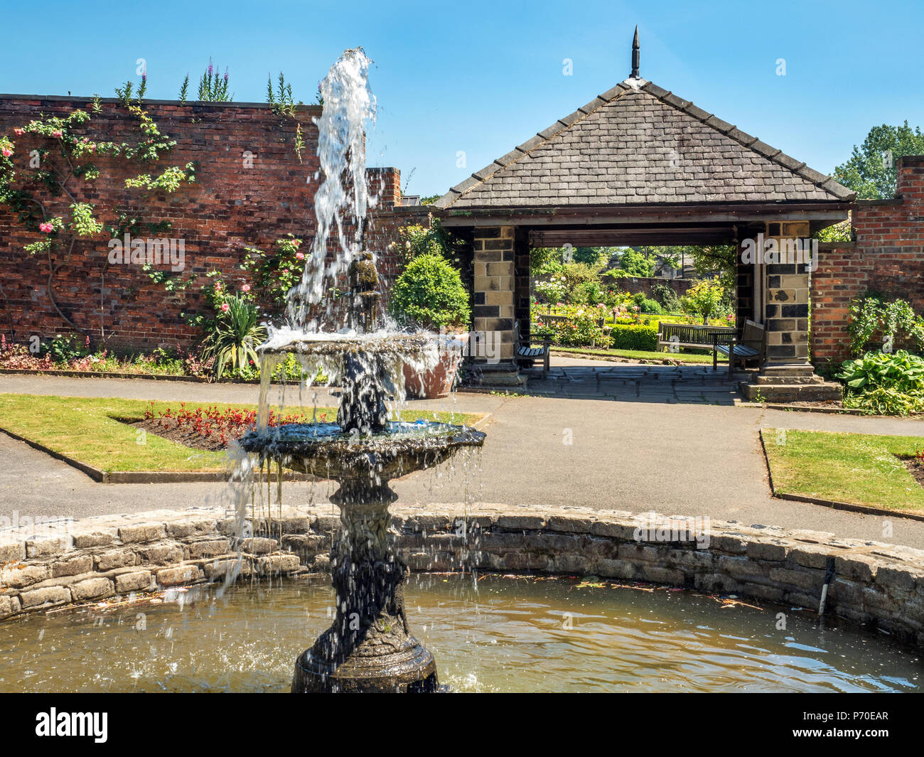 Fontana in un giardino murato a Roundhay Park Roundhay Leeds West Yorkshire Inghilterra Foto Stock