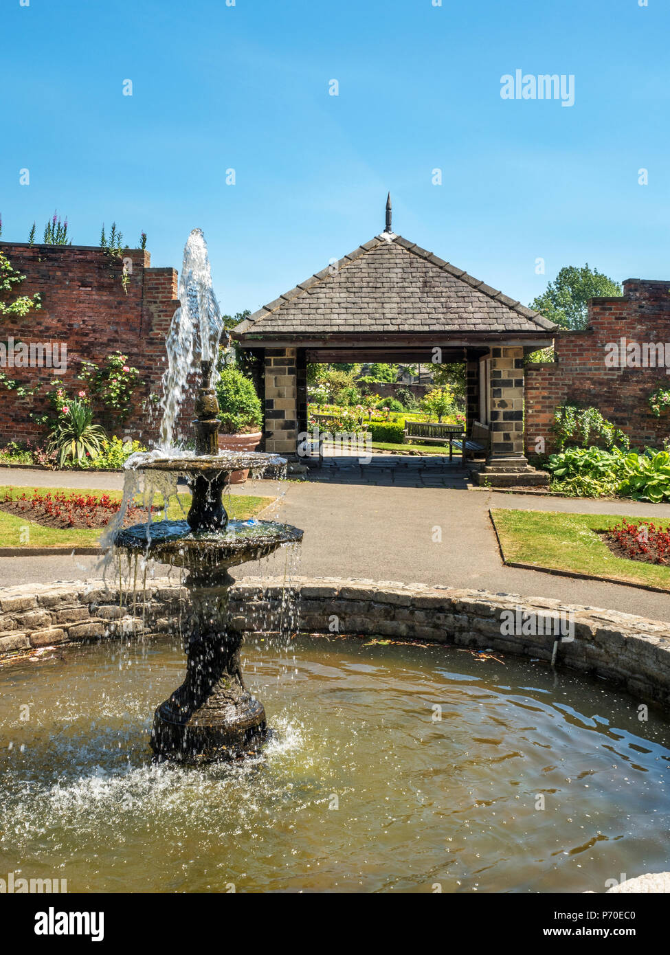 Fontana in un giardino murato a Roundhay Park Roundhay Leeds West Yorkshire Inghilterra Foto Stock