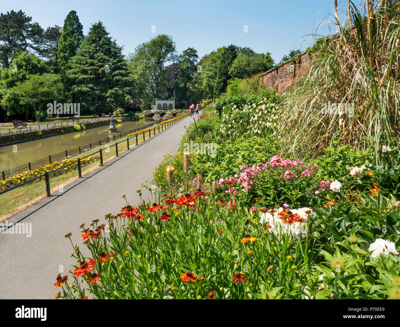 Piante erbacee confine in un giardino murato a Roundhay Park Roundhay Leeds West Yorkshire Inghilterra Foto Stock