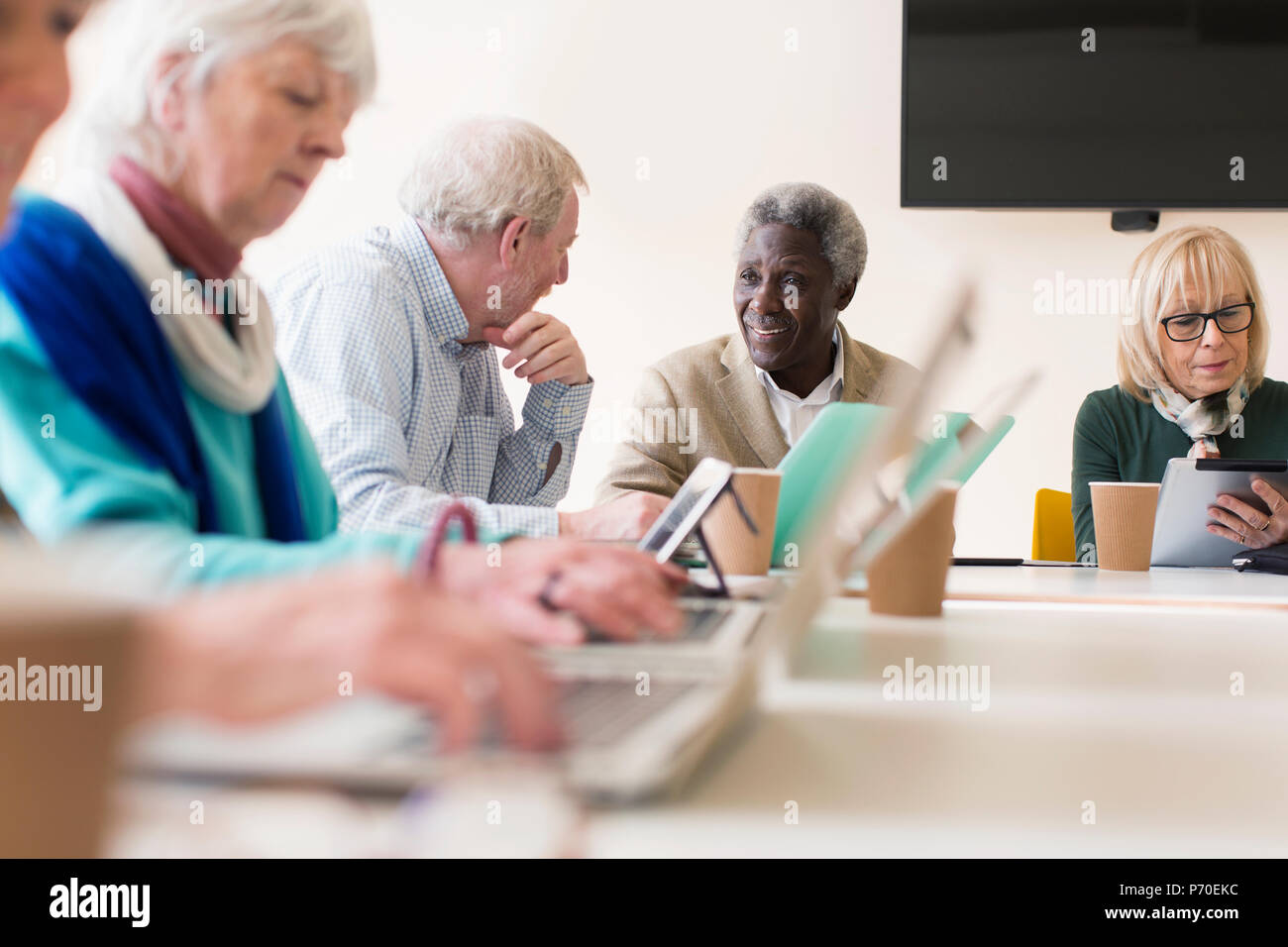 Senior business persone che parlano, utilizzando i notebook e tablet digitale nella sala conferenza incontro Foto Stock