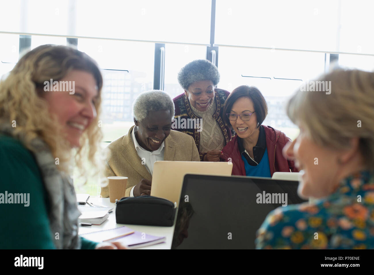 Senior business persone che lavorano al computer portatile in sala conferenza incontro Foto Stock