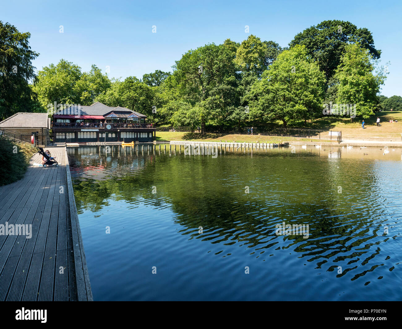 Lakeside Cafe a Waterloo lago a Roundhay Park Roundhay Leeds West Yorkshire Inghilterra Foto Stock