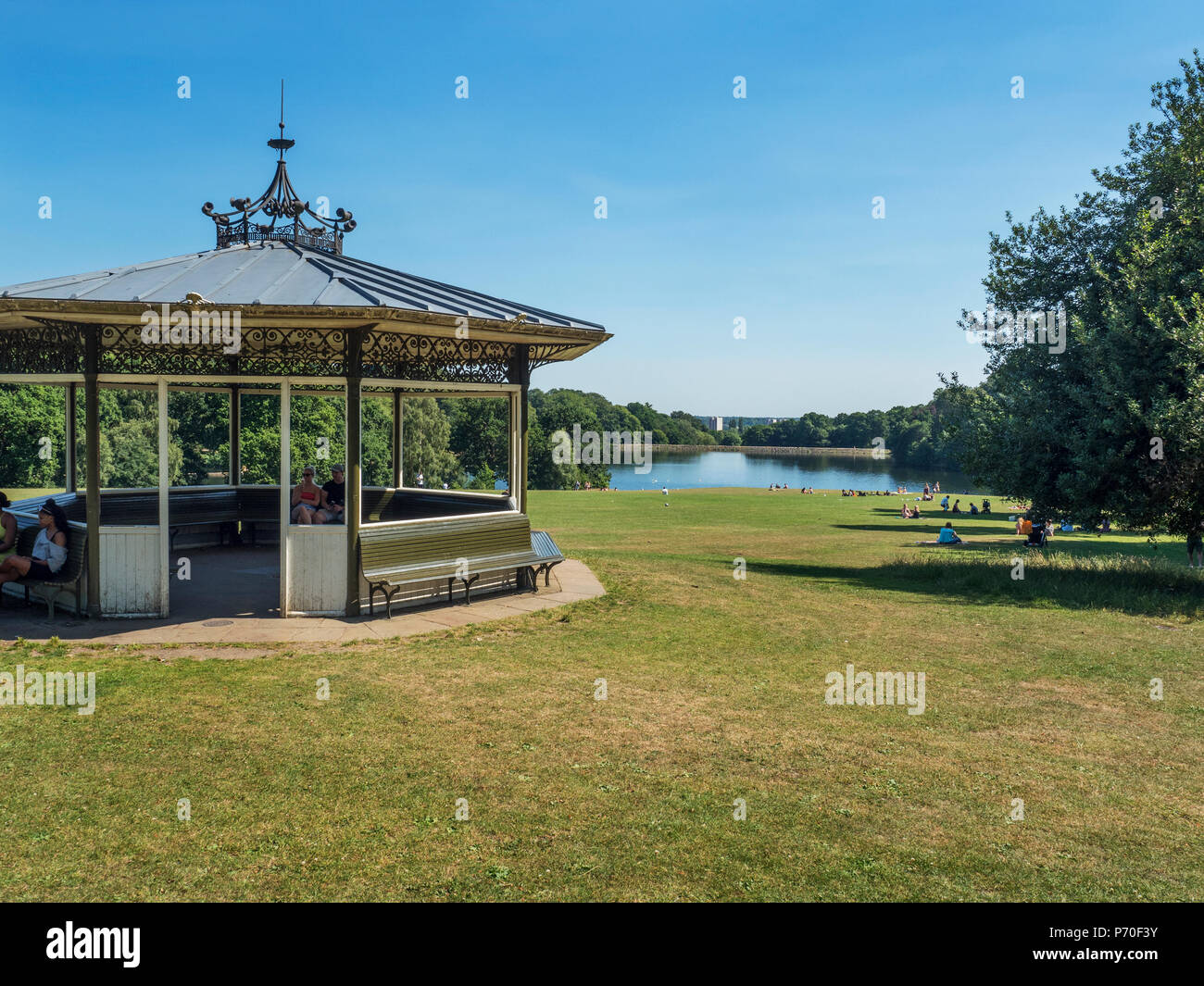 Casa estiva e vista sul lago di Waterloo a Roundhay Park Roundhay Leeds West Yorkshire Inghilterra Foto Stock