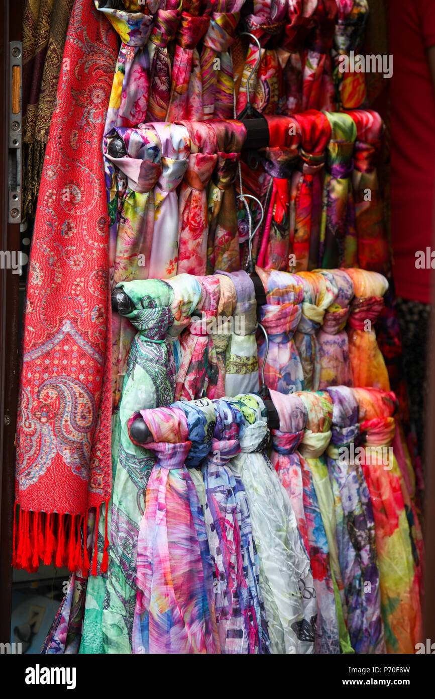 Colorate sciarpe Foto Stock