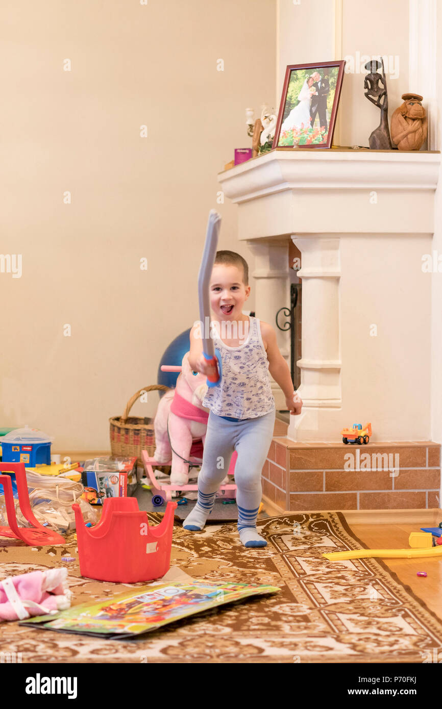 Un ragazzo con una spada correndo in sala giochi. vwerical foto Foto Stock