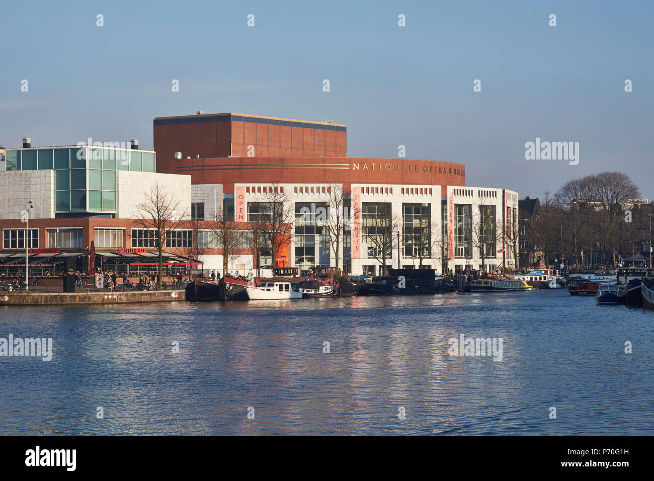 Dutch National Opera e Balletto in Amsterdam, sul confine del fiume Amstel a Waterlooplein. Costruito degli anni ottanta da architetto olandese Cees Dam. Foto Stock