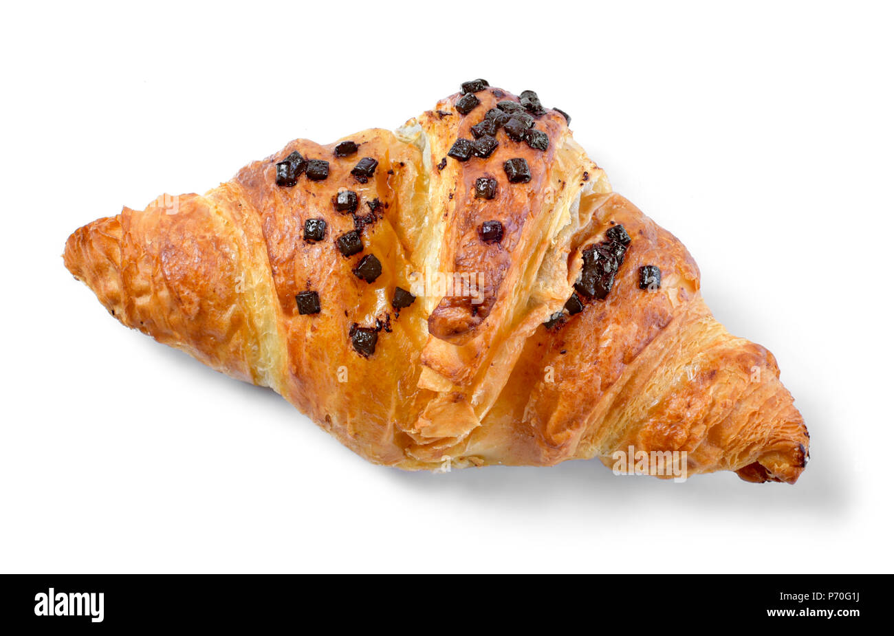 Delizioso cioccolato francese cornetto o croissant al burro con il cioccolato ripieno di cioccolato e pasticcini. Croissant fresco, vista dall'alto, isolato su bianco b Foto Stock