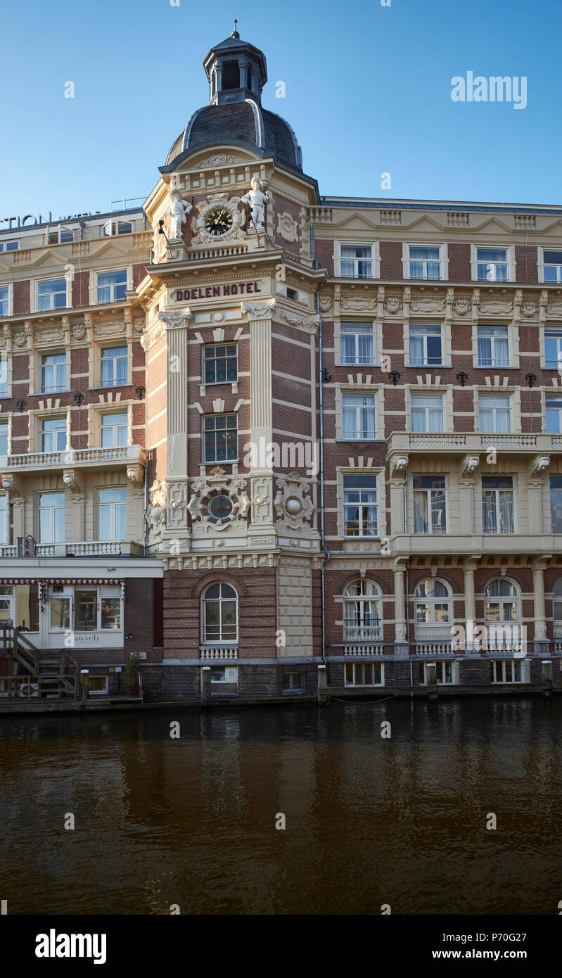 Doelen Hotel, Amsterdam. Costruito nel 1883 da J.F. van Hamersveld, in stile neorinascimentale. Cupola con orologio e figure di miliziani. Foto Stock