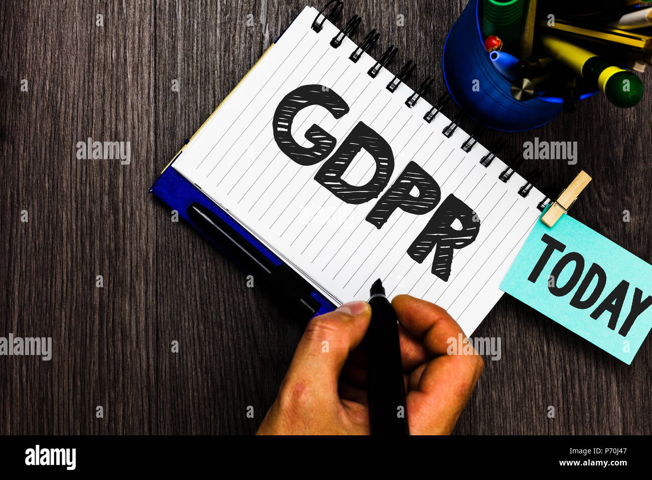 Segno di testo che mostra il PILR. Foto concettuale generale della protezione dei dati il Regolamento privacy leggi UE conformità Promemoria appuntamento quotidiano lavoro penne portapenne Foto Stock