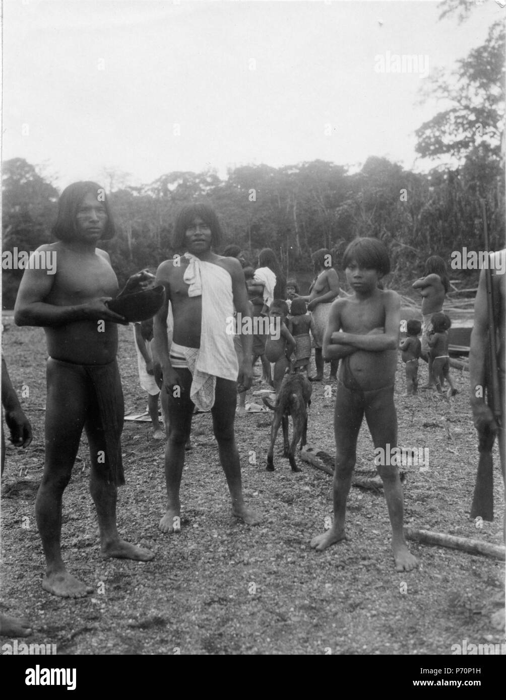 219 Stor grupp av samlade indianer på stranden. Rio Jaqué, Panamas v. kust, nära Colombia. Jaqué Fiume - SMVK - 004361 Foto Stock