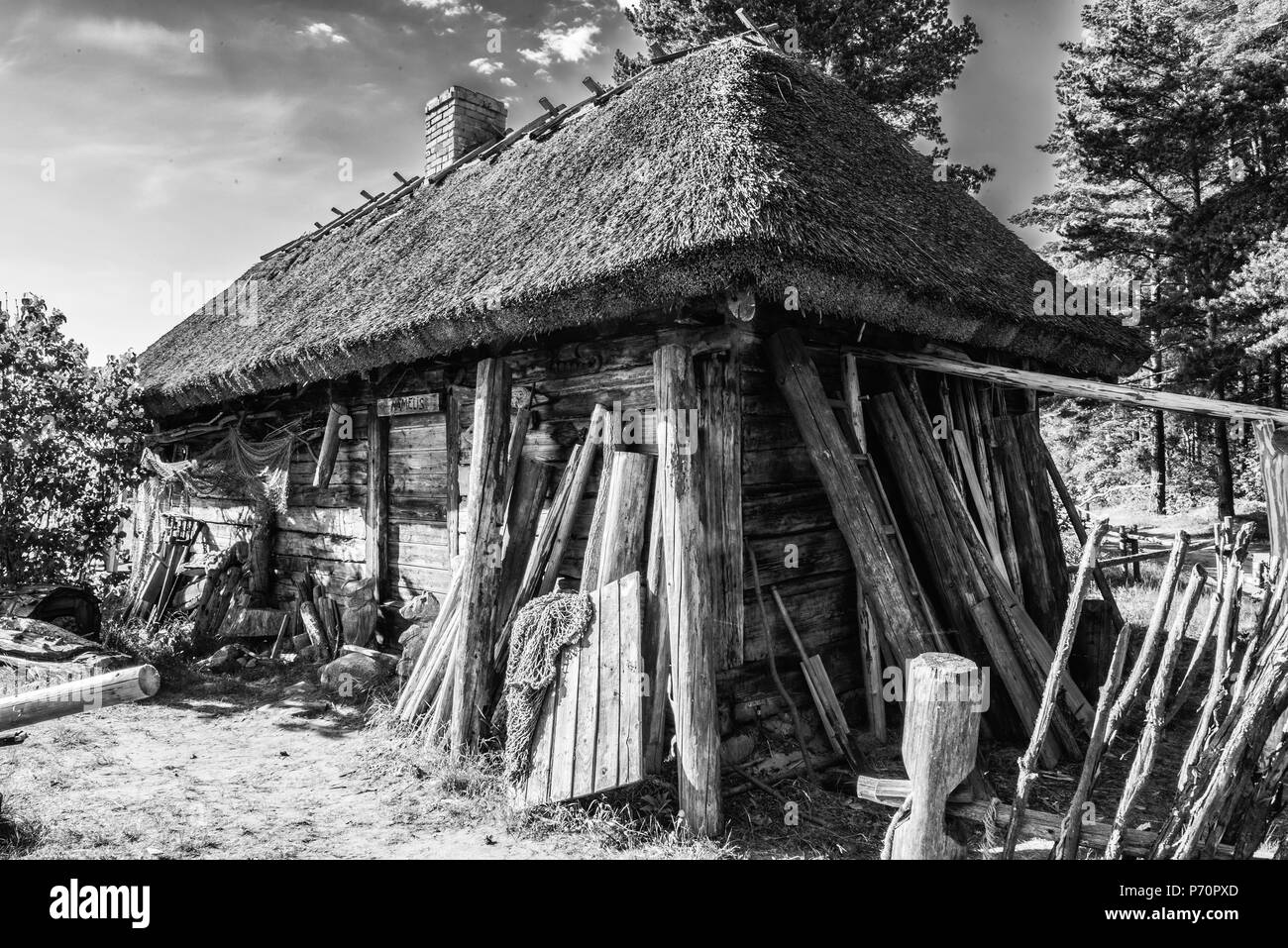 Casa del pescatore, vecchia casa in legno. Lettonia Foto Stock