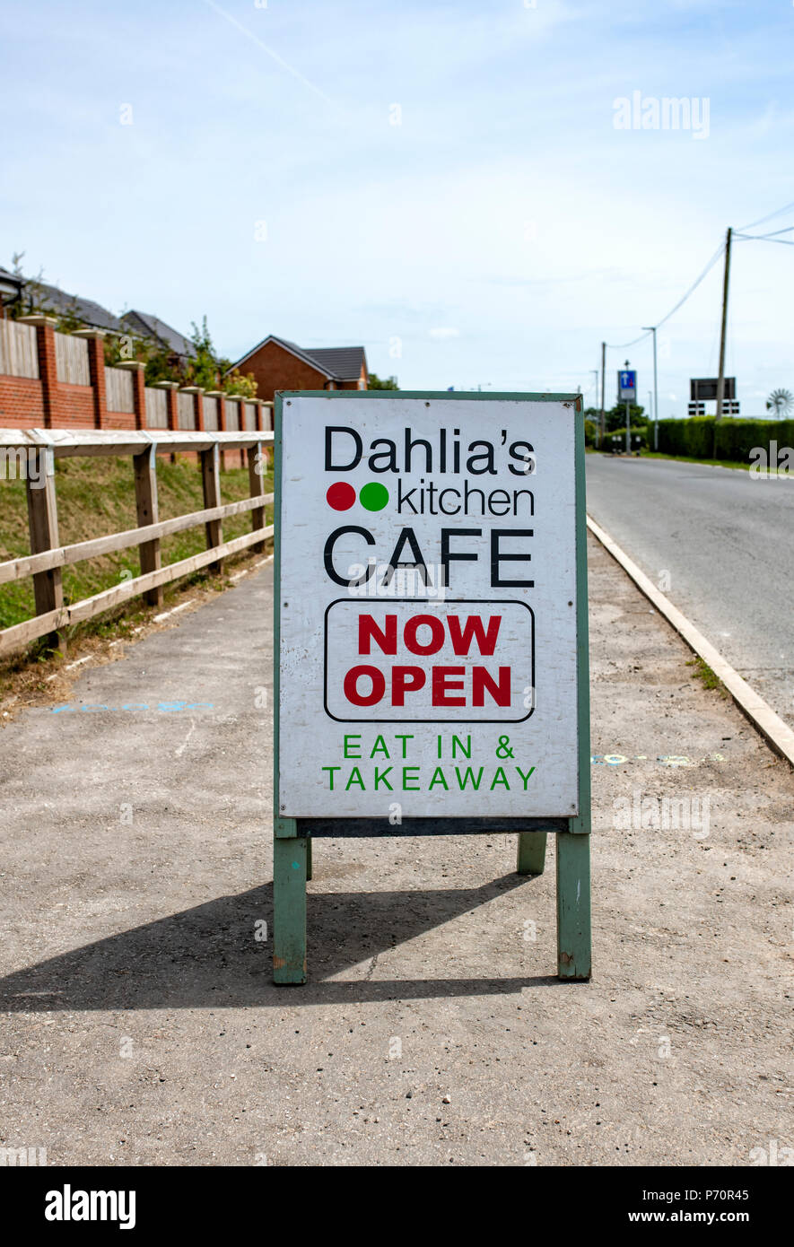 Un pannello pubblicitario per dalie Cucina in Blackpool, Lancashire, Regno Unito Foto Stock Un pannello pubblicitario per dalie Cucina in Blackpool, Lancashire, Regno Unito Foto Stock