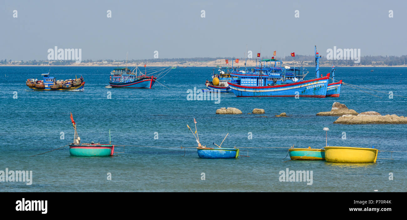Phan Thiet, Vietnam - Mar 25, 2016. Barche in legno docking al Co Thach villaggio di pescatori in Phan Thiet, Vietnam. Foto Stock