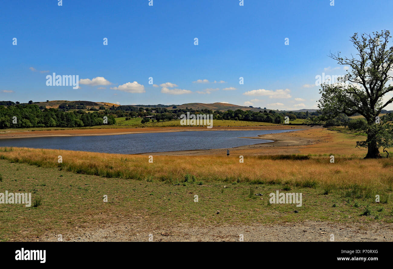 Foulridge serbatoio superiore martedì 3.7.18 che mostra il livello basso di acqua che ha portato a restrizioni di navigazione che viene applicata al canale. Foto Stock