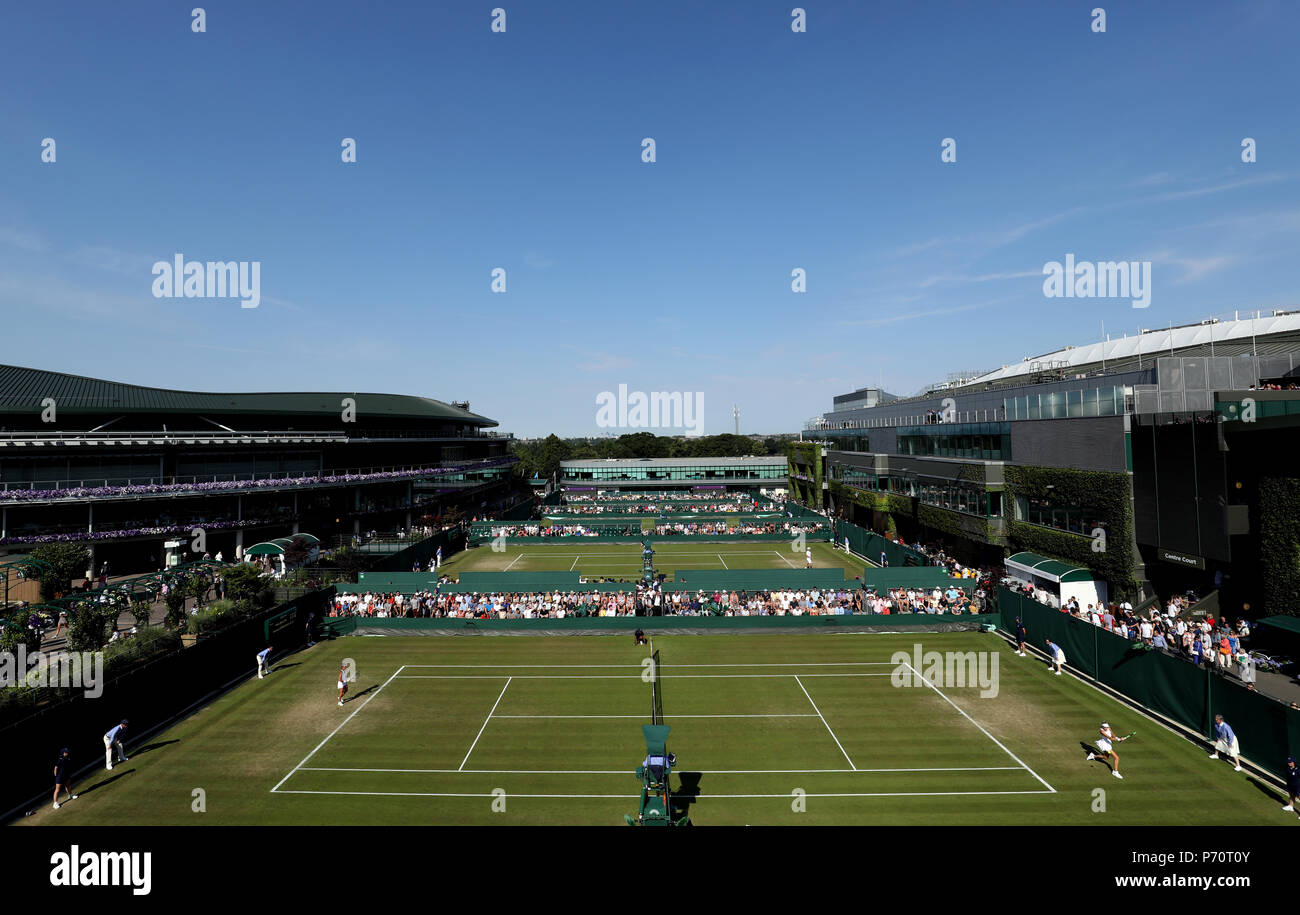 Azione generale sui tribunali 14,15,16 e 17 Il giorno due dei campionati di Wimbledon al All England Lawn Tennis e Croquet Club, Wimbledon. Foto Stock