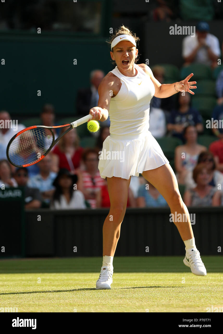 Simona Halep durante la sua partita contro Kurumi Nara il secondo giorno del Wimbledon Championships all'All England Lawn Tennis and Croquet Club, Wimbledon. Foto Stock