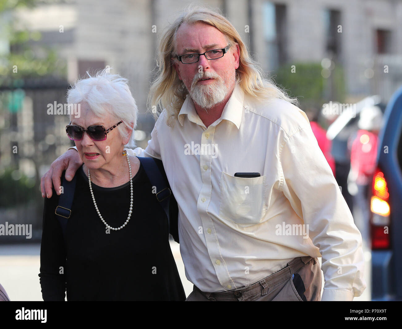 Tressa Donnelly Reeves, 79, e suo figlio Andre Donnelly lasciare la High Court di Dublino dove hanno iniziato una azione legale contro un cattolico agenzia di adozioni e lo Stato, sostenendo che è stato illegalmente ha adottato 57 anni fa e dice che ha sofferto tutta la sua vita a causa di azioni dello Stato. Foto Stock