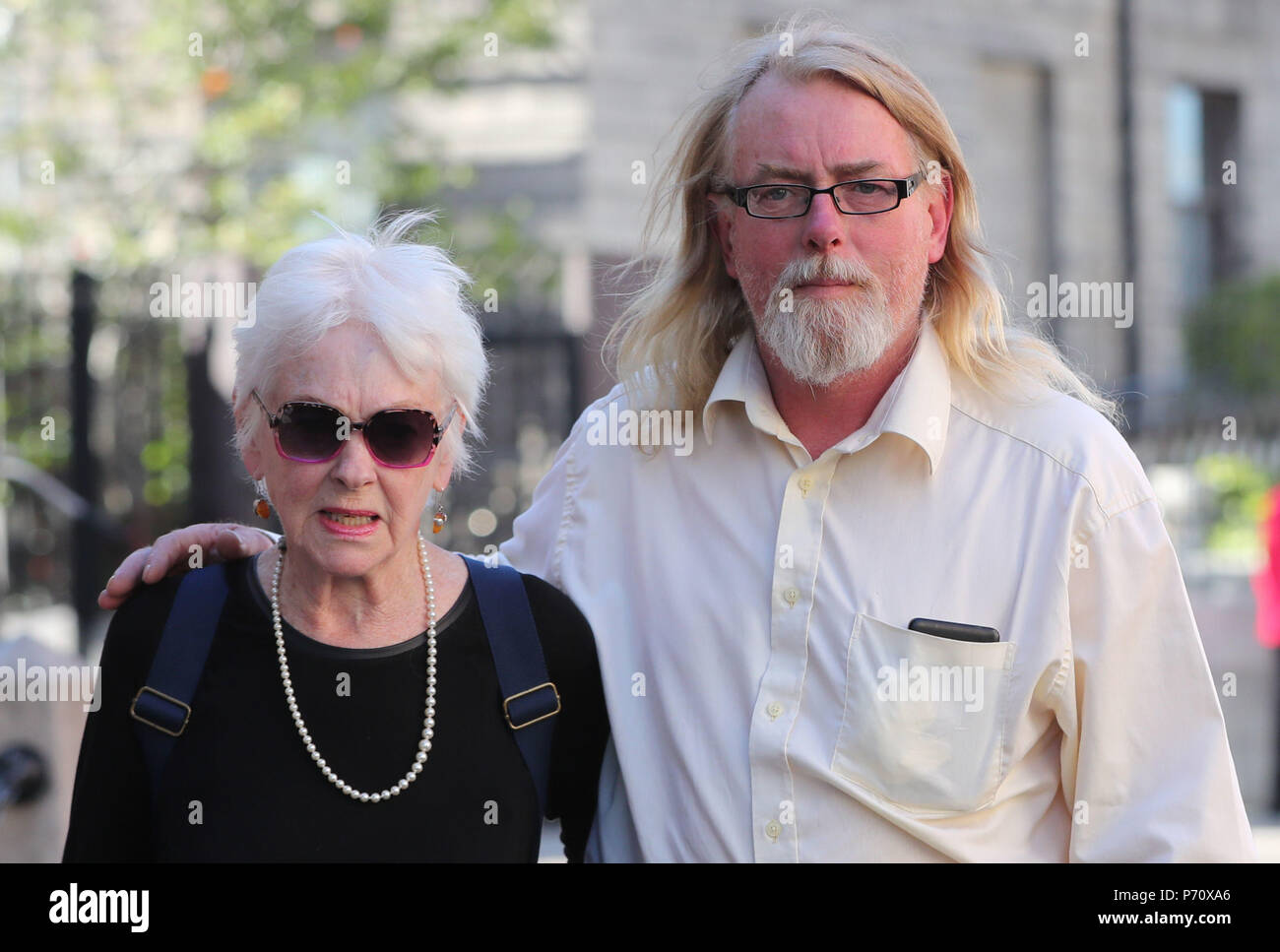 Tressa Donnelly Reeves, 79, e suo figlio Andre Donnelly lasciare la High Court di Dublino dove hanno iniziato una azione legale contro un cattolico agenzia di adozioni e lo Stato, sostenendo che è stato illegalmente ha adottato 57 anni fa e dice che ha sofferto tutta la sua vita a causa di azioni dello Stato. Foto Stock