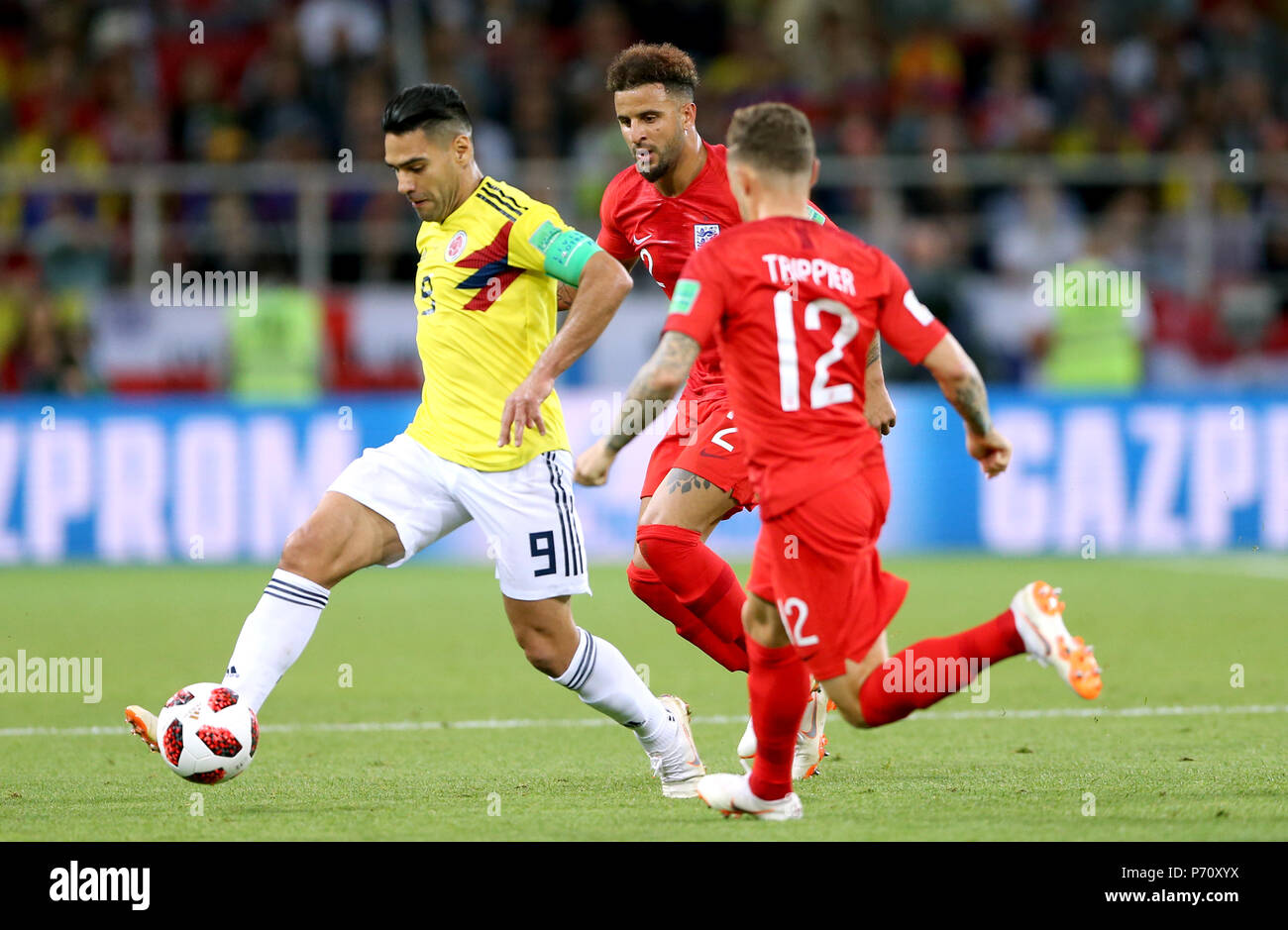 Il colombiano Radamel Falcao (sinistra) battaglie per la sfera con l'Inghilterra del Kieran Trippier e Kyle Walker (centro) durante la Coppa del Mondo FIFA 2018, round del 16 corrisponde all'Spartak Stadium di Mosca. Foto Stock