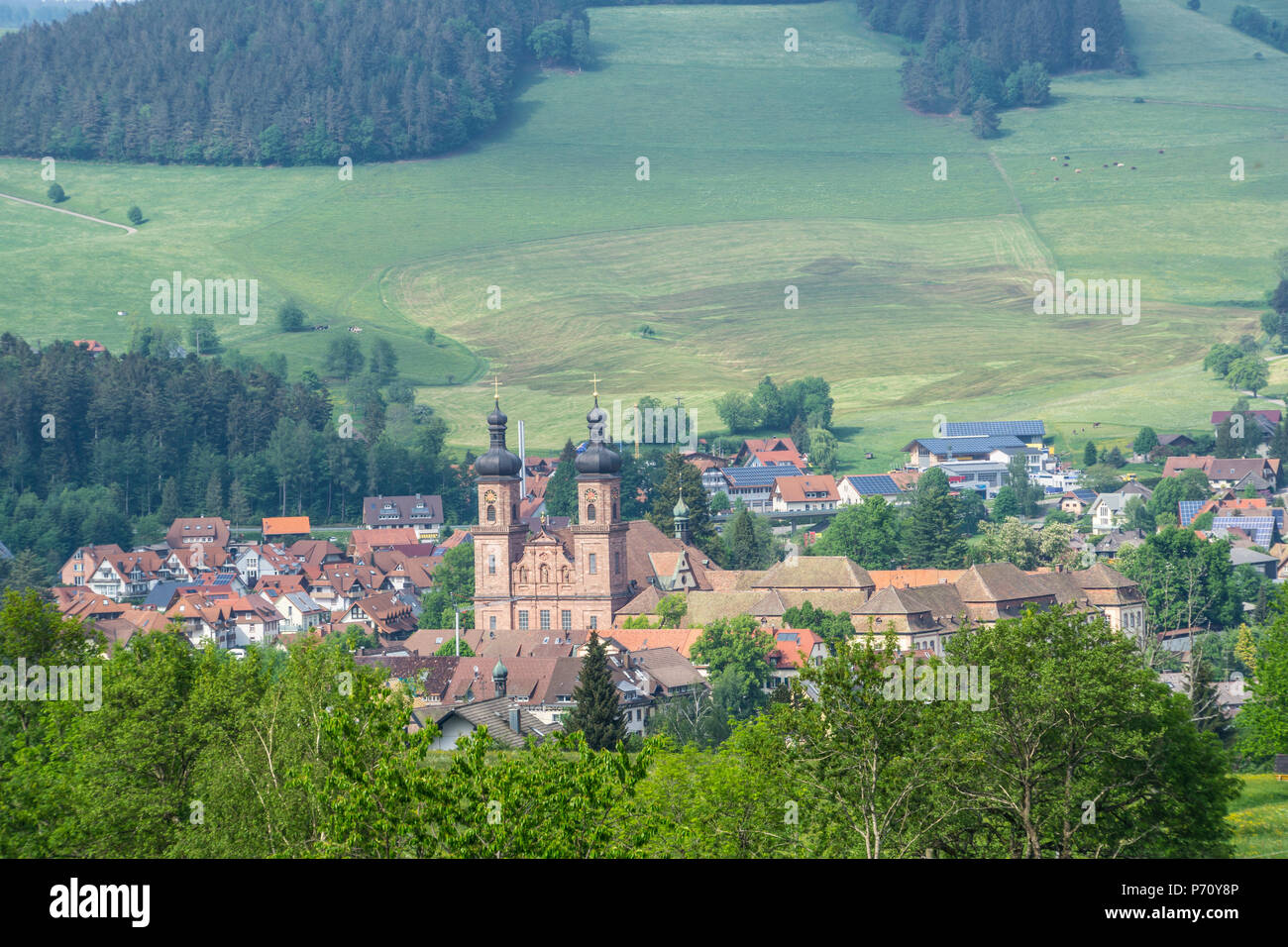 Germania, Little black forest village Sankt Peter vicino a Freiburg im Breisgau con storica abbazia chiesa Foto Stock