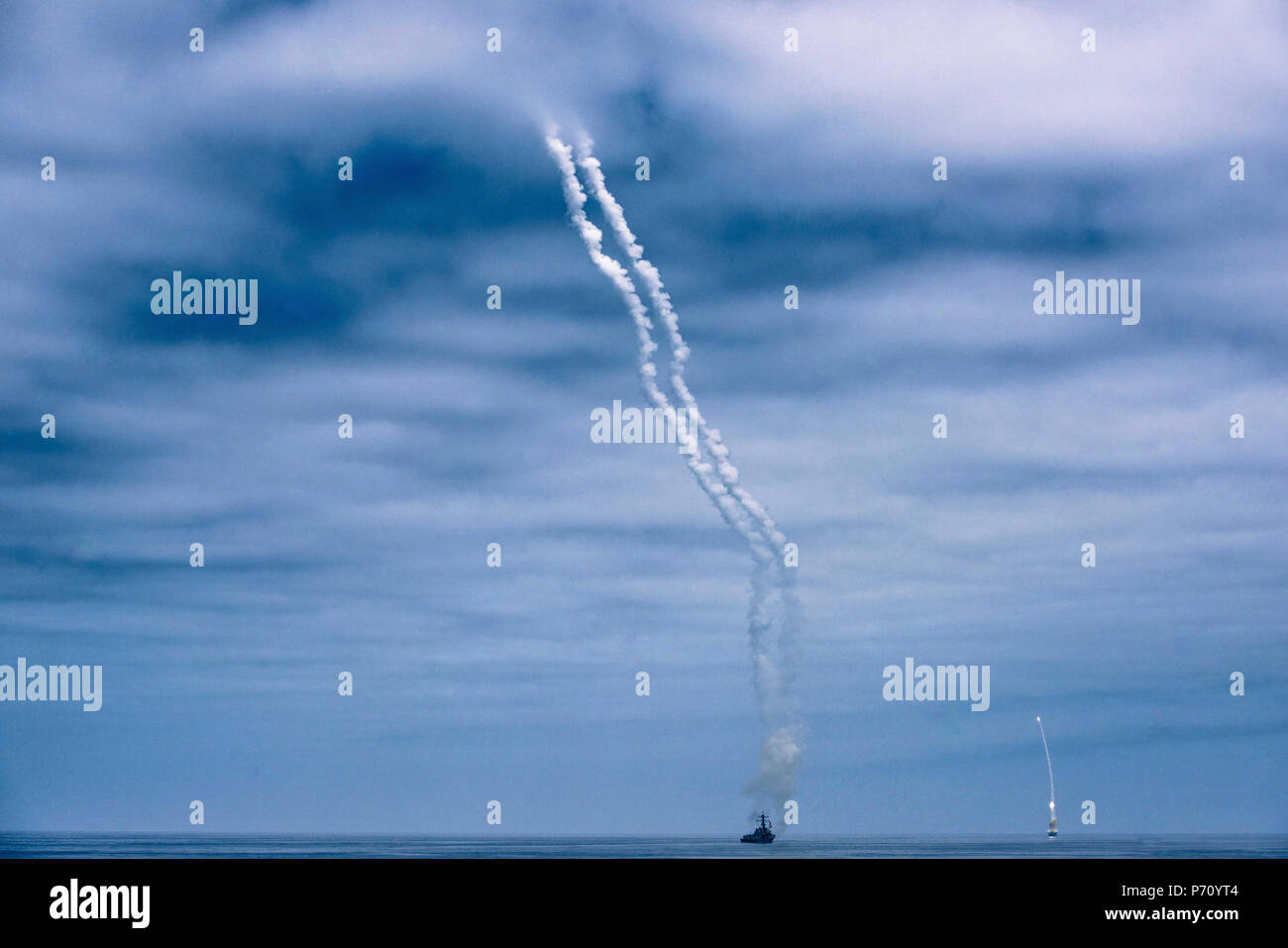 -Oceano Pacifico- (10 maggio 2017) USS Sampson (DDG 102) (anteriore) e USS Halsey (DDG 97) (retro) lancio di due SM-2 missili durante un lancio di missili esercizio. Tredici WTIs sono attualmente in corso con la USS Theodore Roosevelt Strike gruppo (CSG) portando advanced tactical eventi di formazione a sostegno della Theodore Roosevelt Gruppo Vela. Gruppo Vela è un pre-in corso di implementazione che consente all'unità TRCSG USS Theodore Roosevelt (CVN 71), USS Halsey (DDG 97), USS Higgins (DDG 76), USS Preble (DDG 88), USS Sampson (DDG 102), USS Bunker Hill (CG 52), Carrier Airwing (CVW) 17, e portante il gruppo di sciopero (CSG) 9 staf Foto Stock