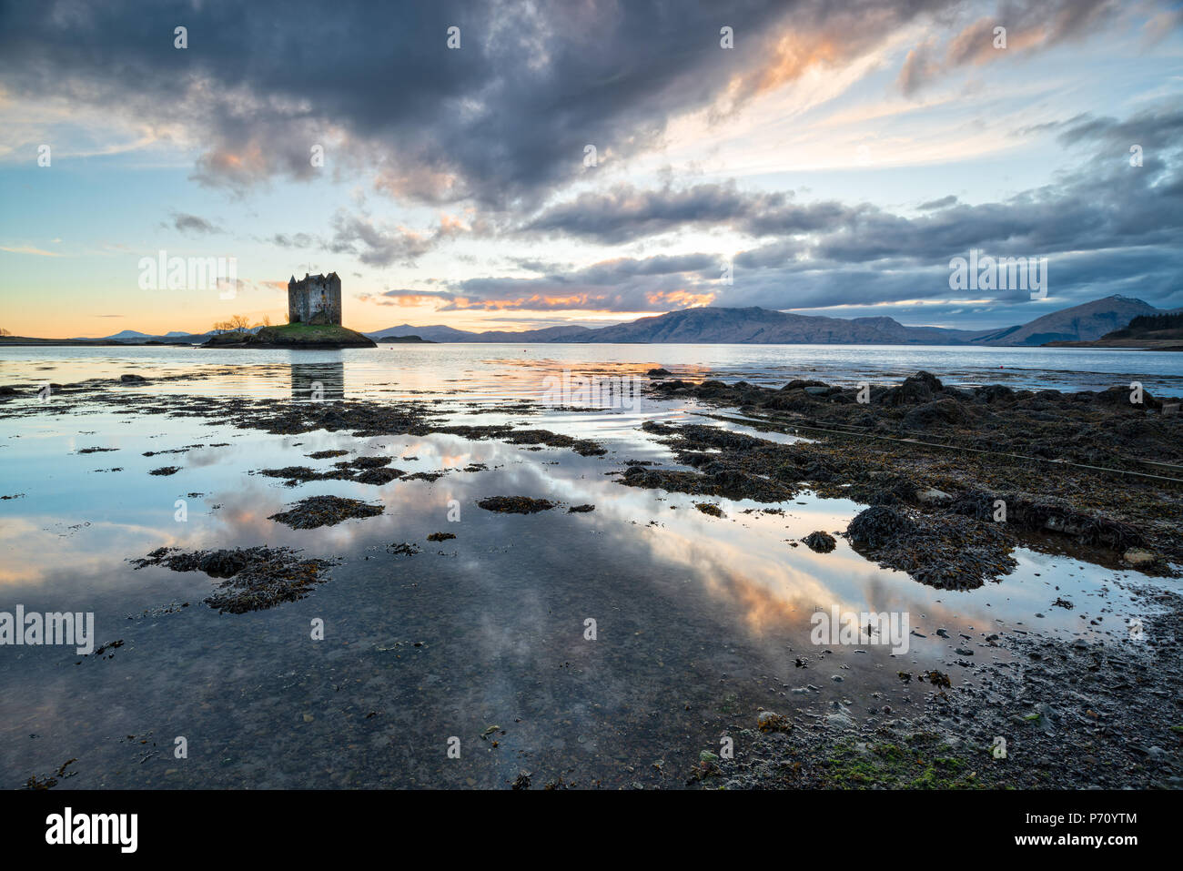 Sunset over Castle Stalker sulle rive di Loch Linnhe vicino a Appin in Scozia Foto Stock