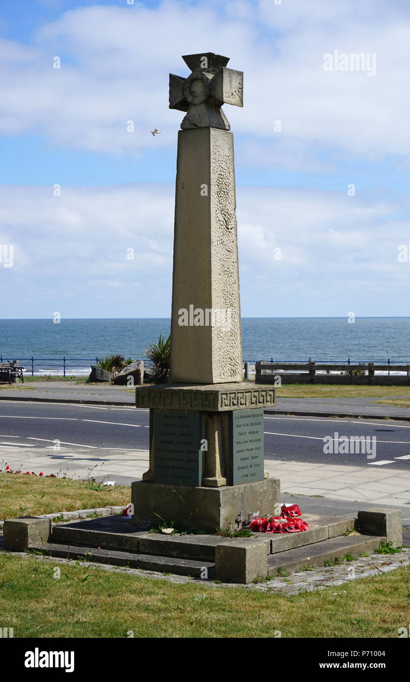 Stone Memoriale di guerra in forma di Victoria Cross Seaton Carew Village Hartlepool Regno Unito Inghilterra Foto Stock
