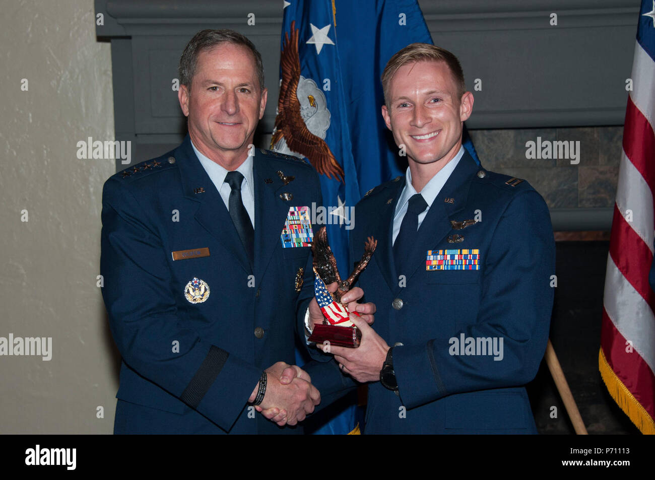 Maxwell AFB, Ala. - US Air Force Capo di stato maggiore generale David L. Goldfein presenta il 2017 Segretario della Air Force Leadership Award al capitano Steven D. Lauver il 10 maggio 2017. Lauver era il premio SECAF vincitore dal squadrone ufficiale collegio. (US Air Force Foto Stock